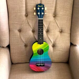 DDUK10 Amahi Rainbow Wave Ukulele, Soprano. Carrying case included. NWOT.